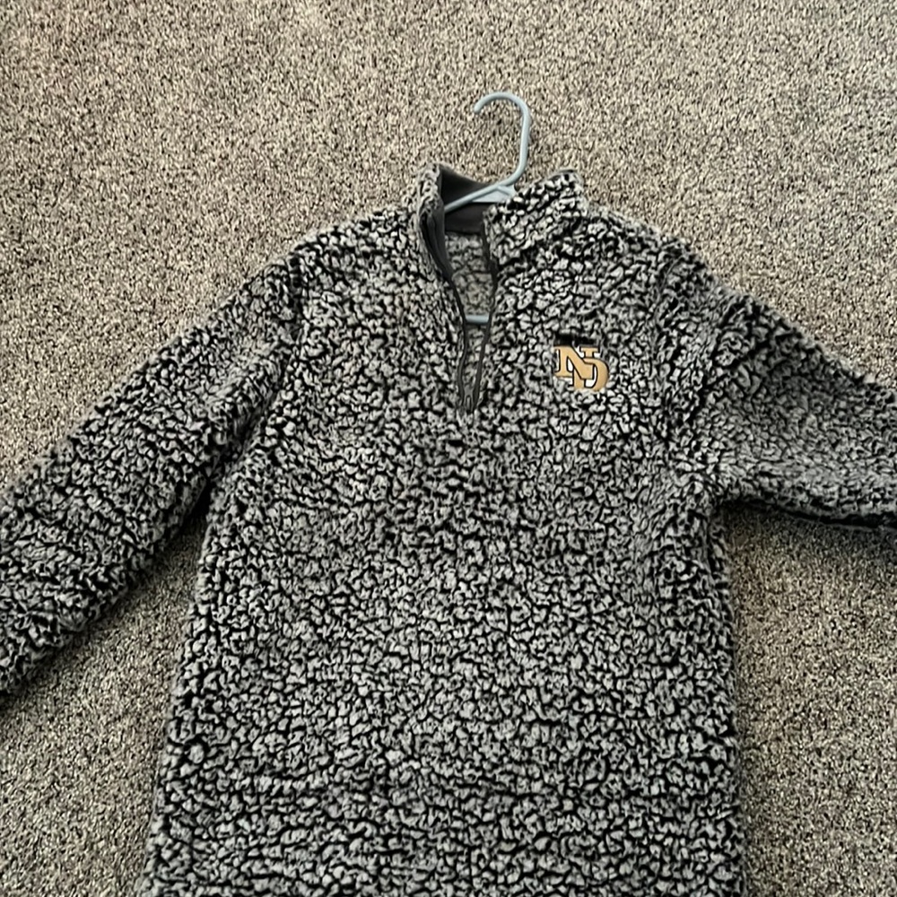 Notre Dame Sherpa , perfect condition, toasty warm for cold nights